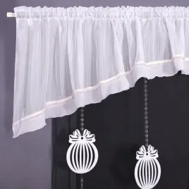 firanka-na-swieta-z-bombkami-zawieszkami-400x130-lambrekin-falbanka-zimowa