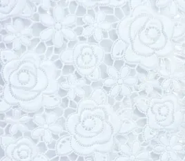 obrus-cerata-koronka-biala-rozyczki-drobne-metraz-138x10cm