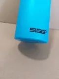bidon-sigg-075-ml-niebieski-cechy-dodatkowe-powloka-antyposlizgowa-pojemnosc-0-75-ml