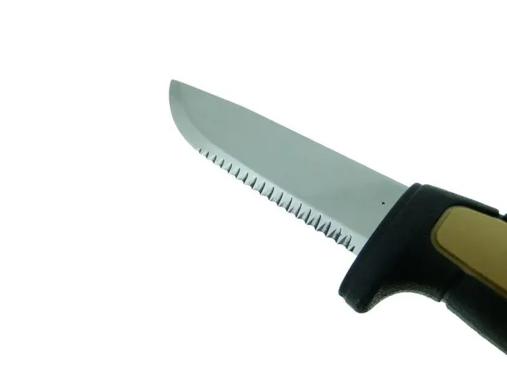 noz-turystyczny-morakniv-ostrze-zabkowane