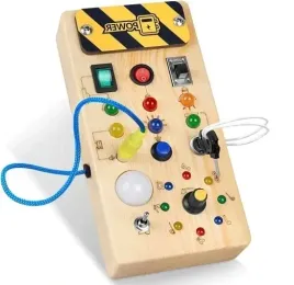 drewniana-tablica-manipulacyjna-montessori-wlacznik-swiatla-led-w051