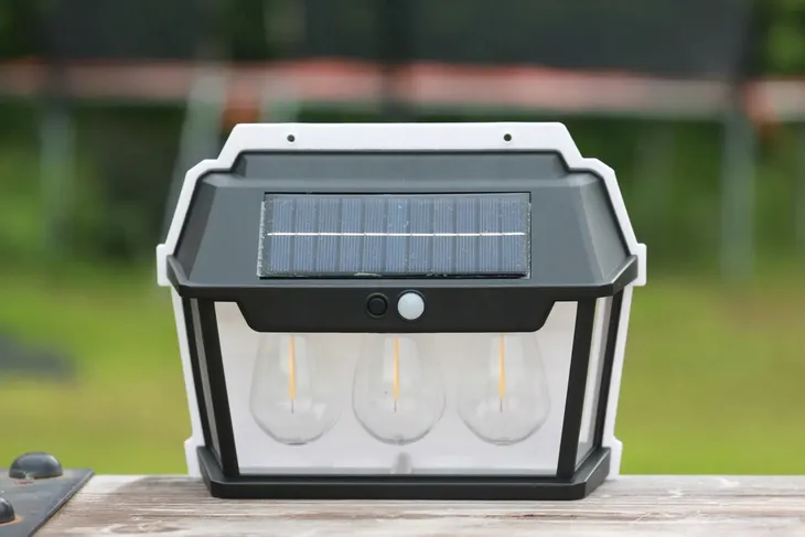 lampa-solarna-led-zewnetrzna-kinkiet-scienny-czujnik-ruchu-zmierzchu-38w-grubosc-60-mm