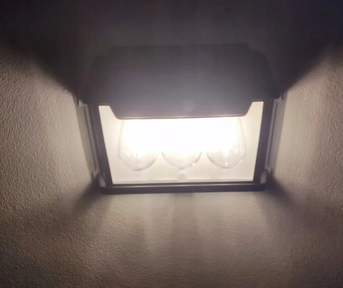 lampa-solarna-led-zewnetrzna-kinkiet-scienny-czujnik-ruchu-zmierzchu-38w-stan-nowy