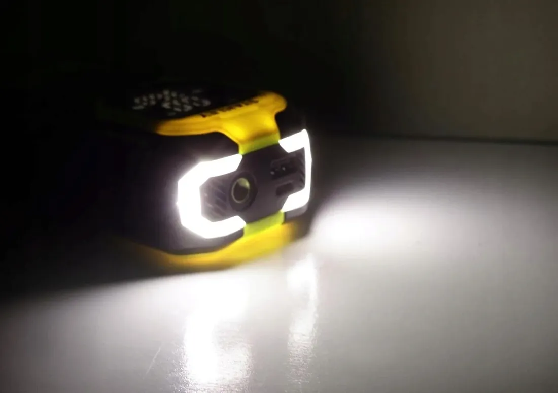 stanley-kompresor-akumulatorowy-10bar-powerbank-usb-latarka-led-sxif0101