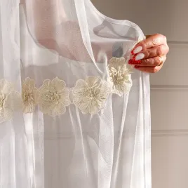 firanka-biala-batyst-kremowe-kwiaty-140x250-firana-przelotki-250x140