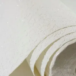 tapeta-biala-z-brokatem-gruba-jak-tynk-flizelina