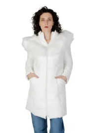 guess-biala-kurtka-z-pikowaniem-i-futrzanym-kolnierzem-xs-gna