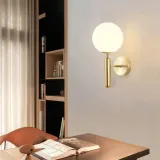 kinkiet-scienny-zloty-nowoczesny-lampa-w-stylu-loft-biala-kula-elegancki-pomieszczenie-biuro-jadalnia-korytarz-schody-kuchnia-lazienka-pokoj-dzieciecy-salon-sypialnia-uniwersalne-inne-pomieszczenie