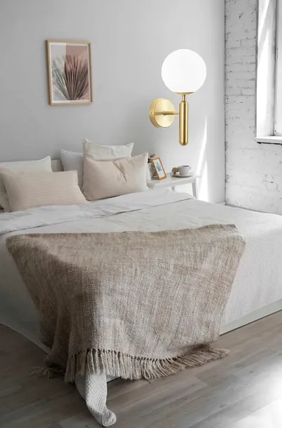 kinkiet-scienny-zloty-nowoczesny-lampa-w-stylu-loft-biala-kula-elegancki-srednica-szerokosc-klosza-15-cm