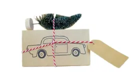 pudeleczko-z-dekoracja-na-prezent-na-boze-narodzenie-samochodzik-z-choinka