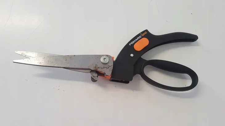 sekator-do-galezi-verto-maksymalna-grubosc-cietej-galezi-30-mm