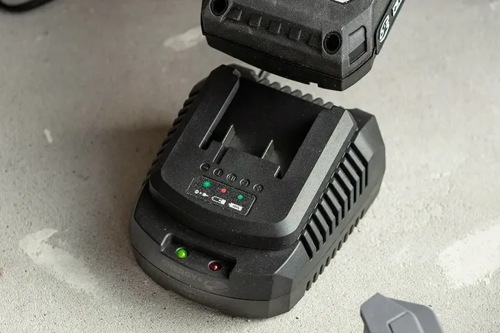 akumulator-li-ion-graphite-18-v-2-ah-napiecie-v-18-v