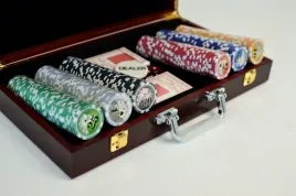 drewniany-zestaw-do-poker-300-zetony-karty-mata