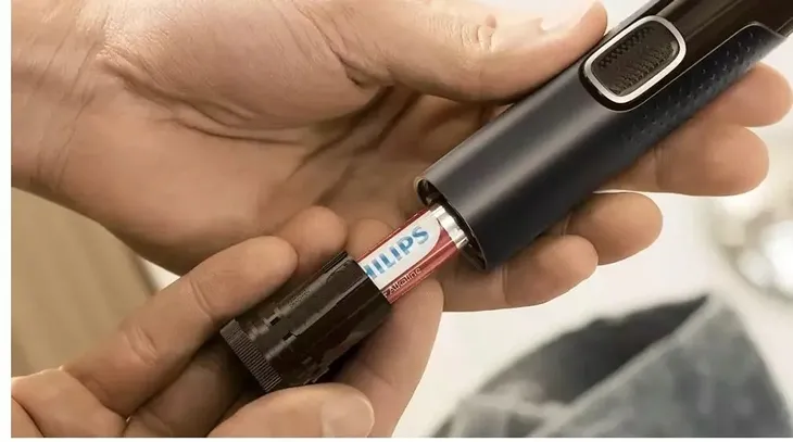 trymer-philips-profesjonalny-trymer-do-nosa-uszu-zasilanie-baterie