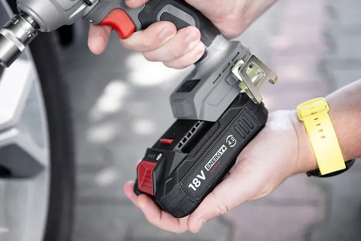 akumulator-li-ion-graphite-18-v-4-ah-pojemnosc-akumulatora-4-ah