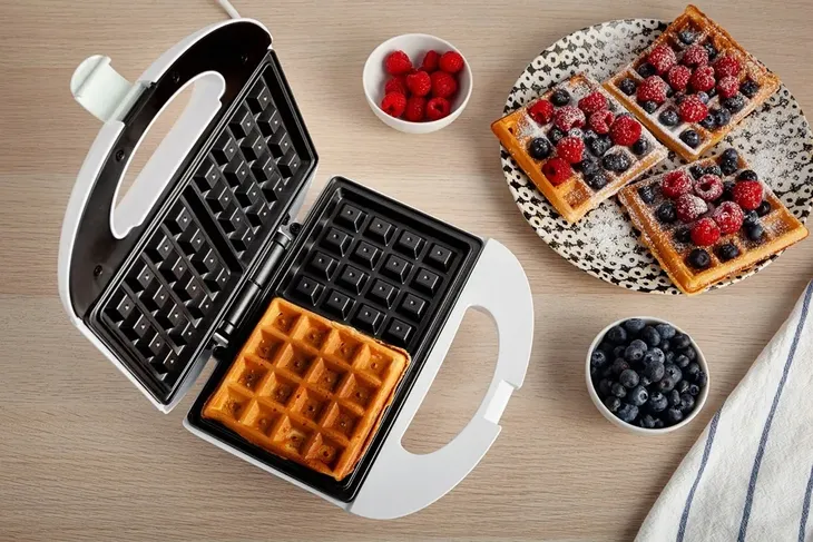 gofrownica-eldom-st10w-700-w-bialy-ksztalt-gofrow-kwadrat