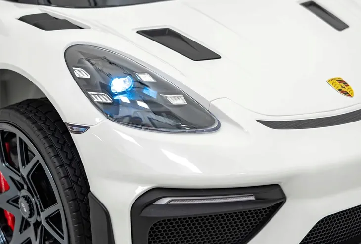 samochod-porsche-bialy-marka-porsche-szerokosc-pojazdu-66-cm