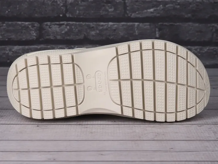 klapki-crocs-classic-mega-crush-sandal-375-m5-w7-bone-kolor-bezowy