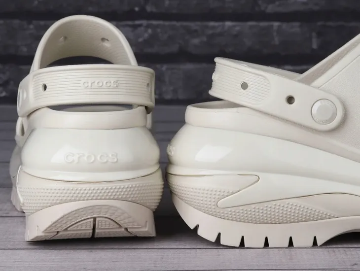 klapki-crocs-classic-mega-crush-sandal-375-m5-w7-bone-zapiecie-wsuwane