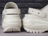 klapki-crocs-classic-mega-crush-sandal-375-m5-w7-bone-zapiecie-wsuwane