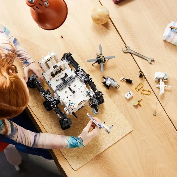 lego-technic-42158-nasa-mars-rover-perseverance-wiek-dziecka-10-lat