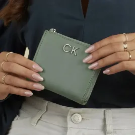 calvin-klein-portfel-skora-ekologiczna-zielony-kobieta