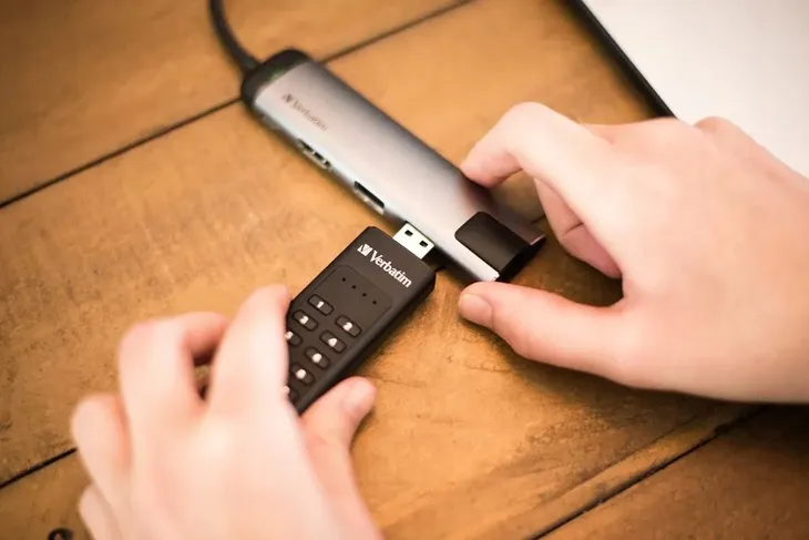 pendrive-verbatim-keypad-secure-32gb-usb-3-2-gen-1-maksymalna-predkosc-odczytu-160-mb-s