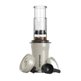 aeropress-go-plus-zaparzacz-do-kawy-z-kubkiem-termicznym-kremowy