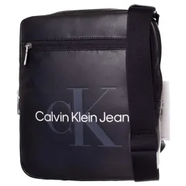 calvin-klein-saszetka-na-szyje-monogram-soft-report22-czarny