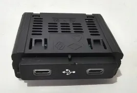 nowe-org-gniazdo-port-ladowania-usb-c-przod-renault-austral-megane-v-e-tech