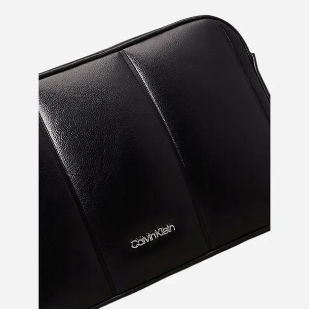 calvin-klein-torebka-czarny-marka-calvin-klein-wielkosc-mala-nie-mieszczaca-a4