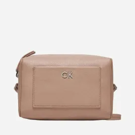 calvin-klein-torebka-listonoszka-bezowy