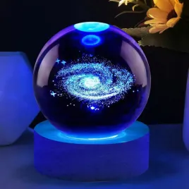 swiecaca-kula-lampka-nocna-galaktyka-3d-na-drewnianej-podstawie-prezent