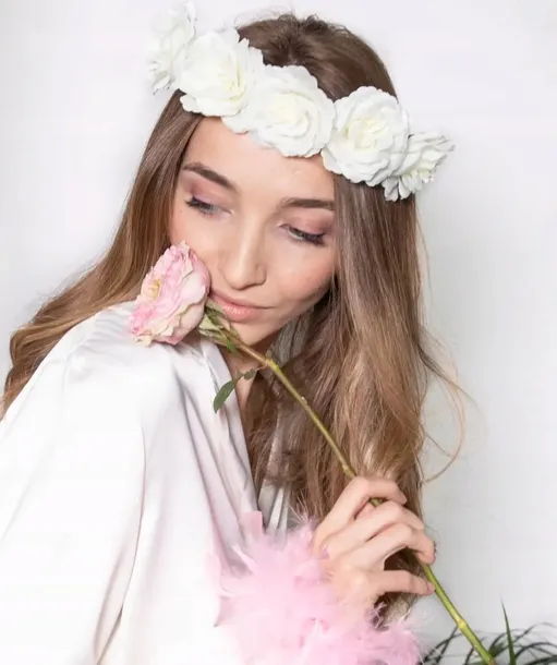 wianek-opaska-na-glowe-roze-biale-pierwsza-komunia-swieta-przyjeciny-45-cm-marka-piniatowe-love