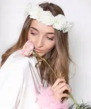 wianek-opaska-na-glowe-roze-biale-pierwsza-komunia-swieta-przyjeciny-45-cm-marka-piniatowe-love