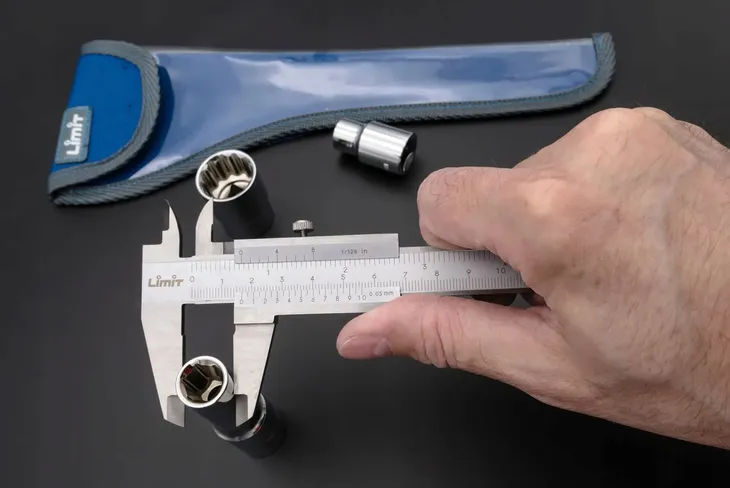 suwmiarka-analogowa-limit-150-mm-maksymalny-zakres-pomiaru-150-mm-dokladnosc-pomiaru-0-05-mm
