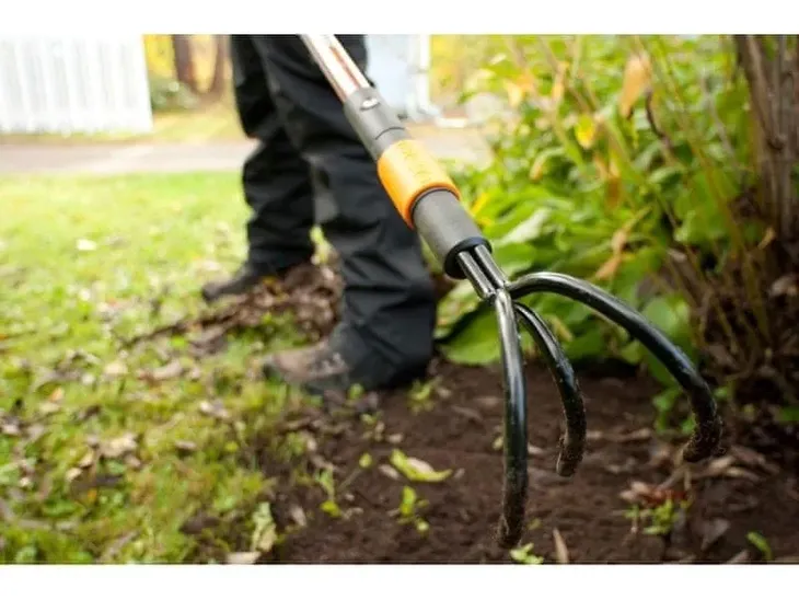 kultywator-fiskars-metal-33-cm-marka-fiskars