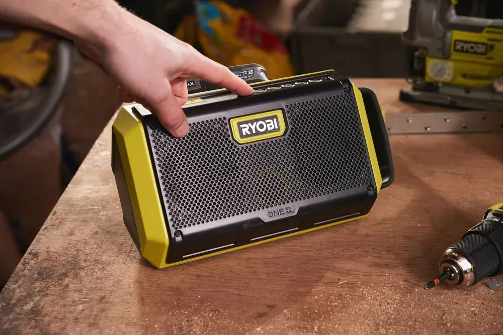 radio-budowlane-ryobi-bluetooth