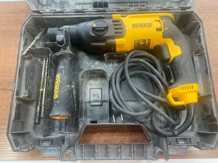 dewalt-mlotowiertarka-sds-plus-800-w-d25133k-maksymalna-moc-800-w