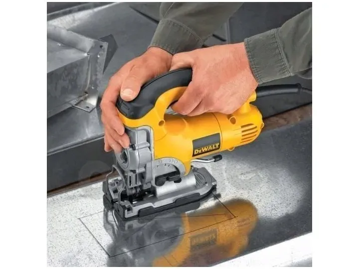 wyrzynarka-dewalt-dw331k-701-w-glebokosc-ciecia-w-aluminium-10-mm