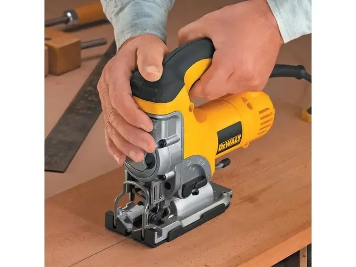 wyrzynarka-dewalt-dw331k-701-w-maksymalna-predkosc-skokowa-3100-rpm