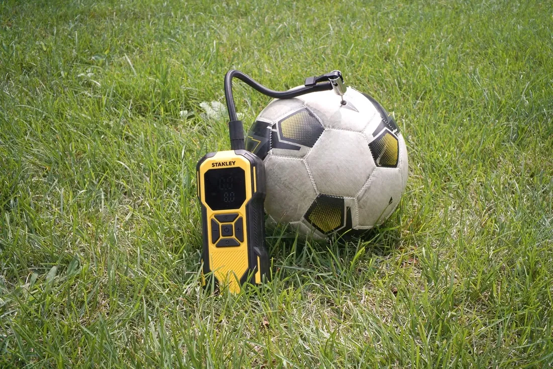 stanley-kompresor-akumulatorowy-10bar-powerbank-usb-latarka-led-sxif0101-waga-z-opakowaniem-1-2-kg