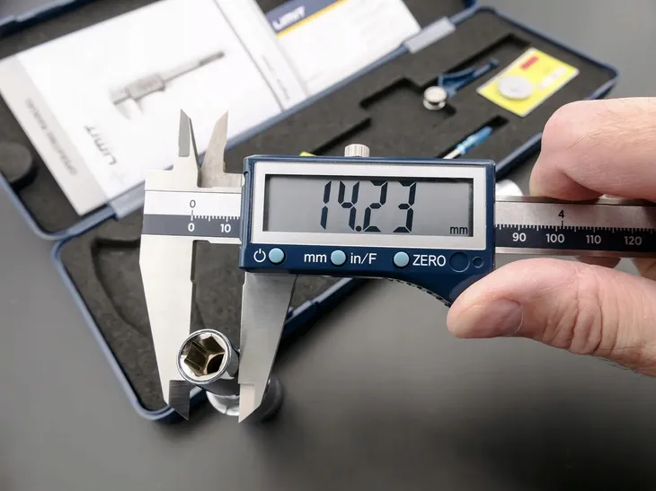 suwmiarka-elektroniczna-limit-200-mm-waga-z-opakowaniem-0-42-kg