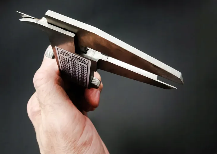 suwmiarka-analogowa-limit-200-mm-maksymalny-zakres-pomiaru-200-mm-waga-z-opakowaniem-0-26-kg