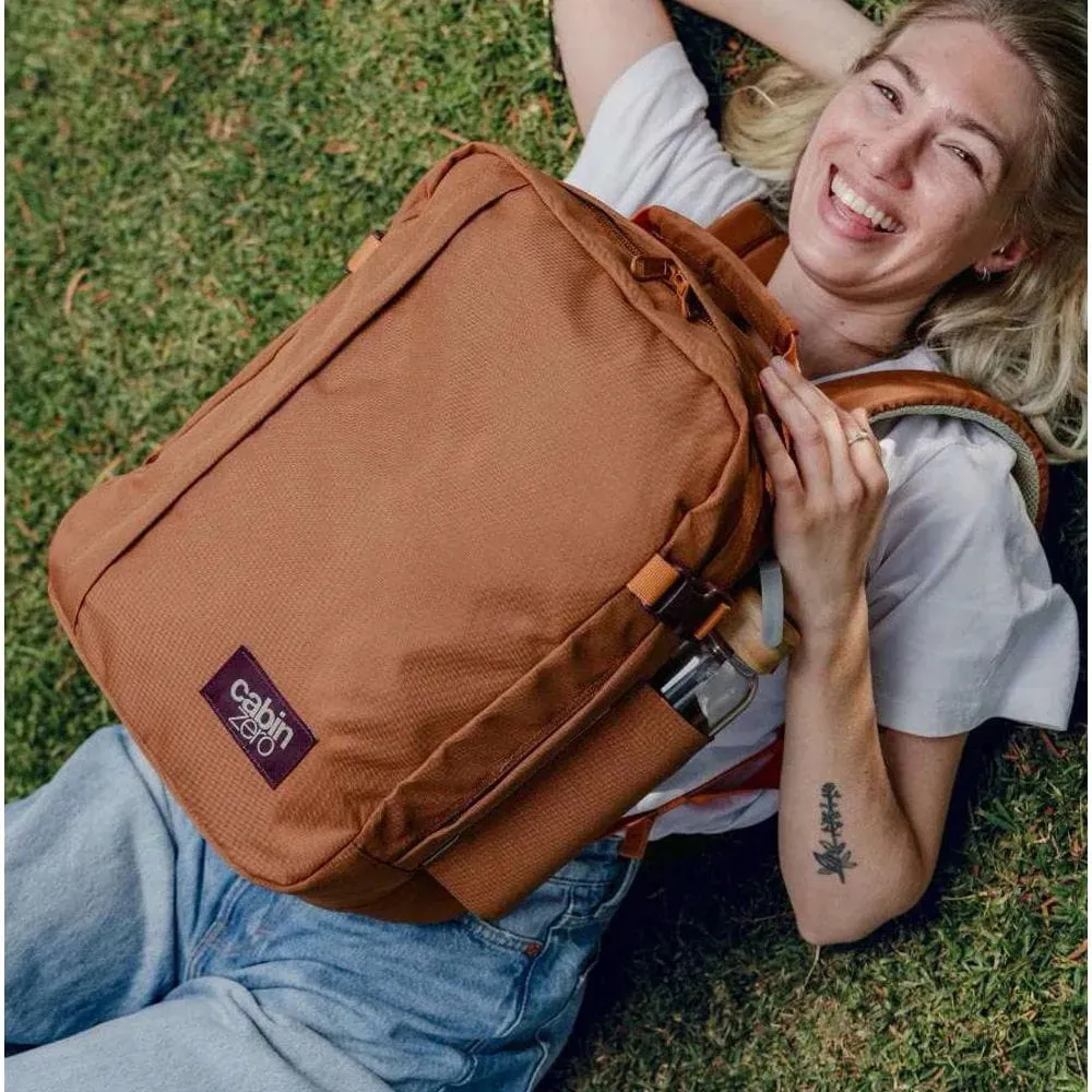 plecak-do-samolotu-cabinzero-classic-tech-28l-cz33-cinnamon