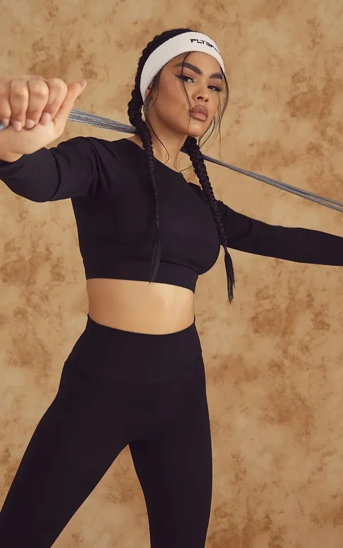prettylittlething-czarny-top-sportowy-basic-36-eko
