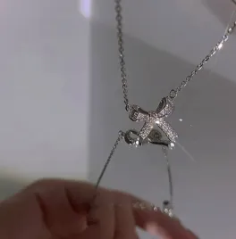 naszyjnik-z-kokardka-i-cyrkoniami-subtelna-elegancja-dla-kobiet