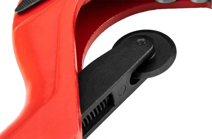 obcinak-do-rur-pcv-663-mm-neo-tools-02-405-cechy-dodatkowe-wymienialne-ostrze