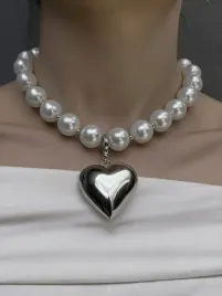 naszyjnik-z-imitacja-perel-z-zawieszka-w-ksztalcie-serca-elegancja-i-styl