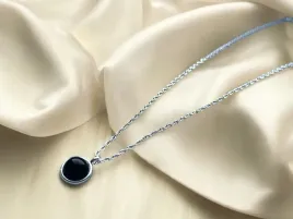 naszyjnik-damski-z-czarnym-kamieniem-onyksowym-elegancka-bizuteria-posreb